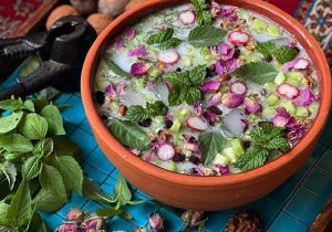 طرز تهیه آبدوغ خیار مجلسی، خوشعطر و تابستانی