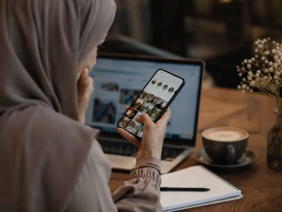 زندگی بدون حریم خصوصی؛ چرا همه‌چیز را استوری می‌کنیم؟